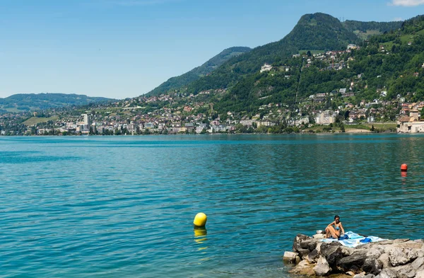 Blick auf das idyllische Genfer Seeufer und die Montreux ri — Stockfoto