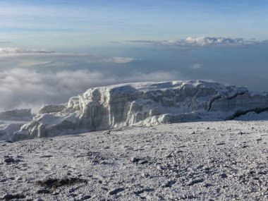 buzul kalıntıları ve Kar Kaplı Kilimanjaro Dağı zirvesi 