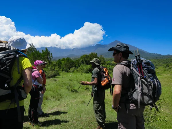 Um guarda do parque nacional armado instrui turistas europeus sobre — Fotografia de Stock