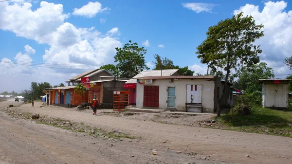 Landsby tillverkad av återvunnet material vid vägkanten i ta — Stockfoto