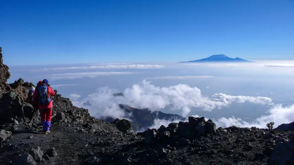 Bergsteiger steigen vom Gipfel des Mount Meru in arusha natio herab — Stockfoto