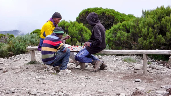 Giovani apprendisti facchini al campo di abside sul Monte Kilimangiaro prendere — Foto Stock