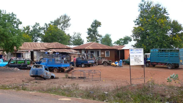 Garage e negozio di attrezzature in Tanzania rurale con danneggiati — Foto Stock