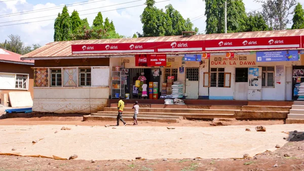 Magasin de campagne avec de jeunes enfants marchant devant dans Tanza rural — Photo