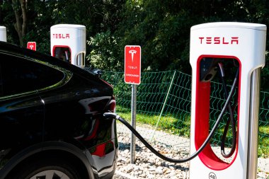 Maienfeld'deki Tesla Super Charging Station ücretsiz şarj alabiliyor