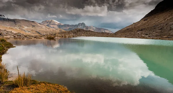 Panoramatický pohled na horské jezero a krajinu v Andes per — Stock fotografie