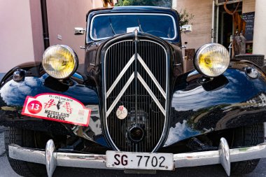 raidiator ve klasik siyah Fransız Citroen spor farlar