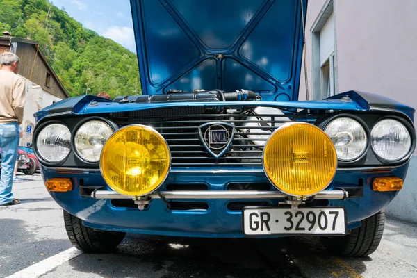 Radiateur et phares de rallye jaunes d'une vieille minuterie bleu Lanci — Photo