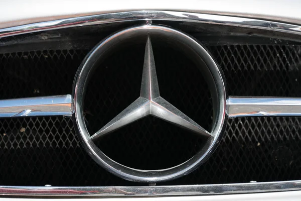 Extra large Mercedes Benz radiatore logo su un vecchio sport c timer — Foto Stock