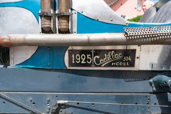 Close-up van het logo van een blauwe 1925 Cadillac model 314 Racing SP — Stockfoto