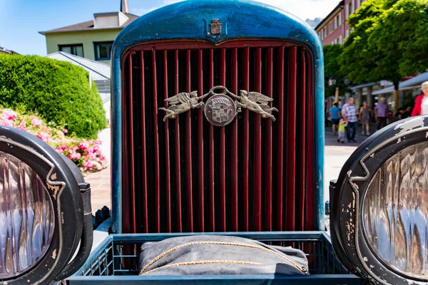 Primo piano della griglia del radiatore e logo di una Cadillac blu 1925 — Foto Stock