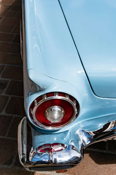 Dettaglio del parafango posteriore e fanale posteriore di una Ford Fair celeste — Foto Stock