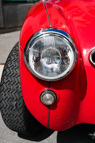 Detail view of the front fender and headlight of a classic red A — Stock Photo, Image