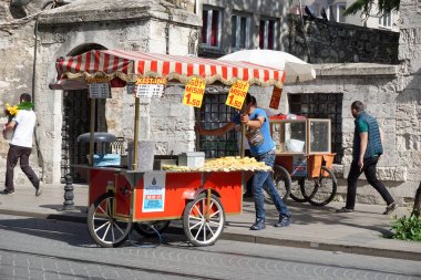 İstanbul'da sokak satıcısı tipik bir satmak için onun tezgah hareket