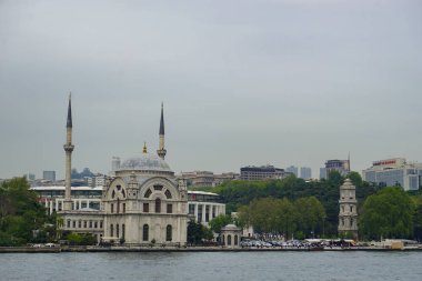 İstanbul Boğazı'ndaki Dolmabahçe Camii