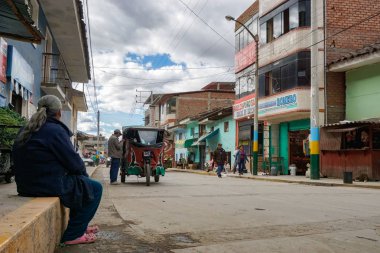 yaşlı kadın Chavin de ana caddede devam eden izliyor 