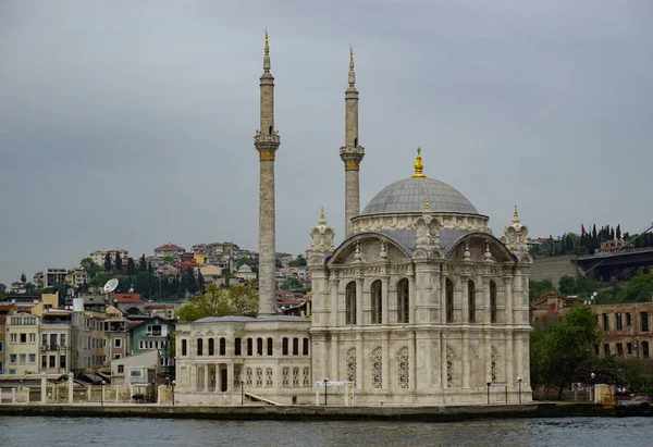 Az Ortakoy mecset az Isztambuli-szoroson — Stock Fotó