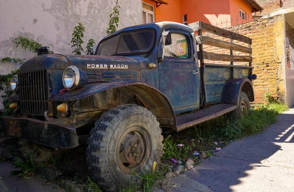 Vecchio Dodge Power Wagon pick-up fuori da un garage in un ov — Foto Stock