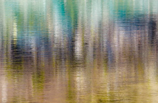 Abstracta vista de cerca de un pequeño lago de montaña en muy differe — Foto de Stock
