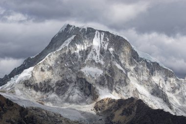 bir e altında akşam ışığında güzel kar ve buz dağ zirvesi