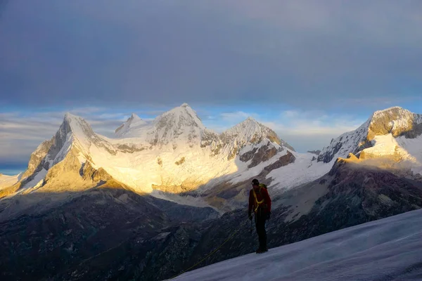 Escalador de montaña en el glaciar Nevado Pisco al amanecer con el fou — Foto de Stock