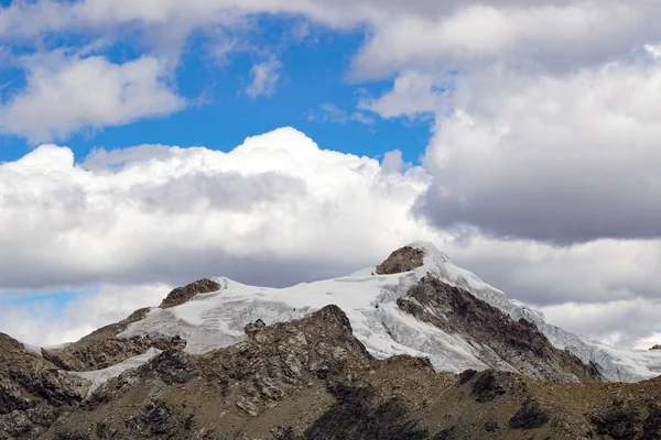 Hermoso pico de montaña de nieve y hielo bajo un cielo expresivo — Foto de Stock