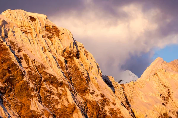 Hermosas cumbres de nieve y hielo al atardecer bajo un expreso — Foto de Stock