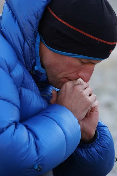 Primo piano di un alpinista concentrato e pensieroso — Foto Stock