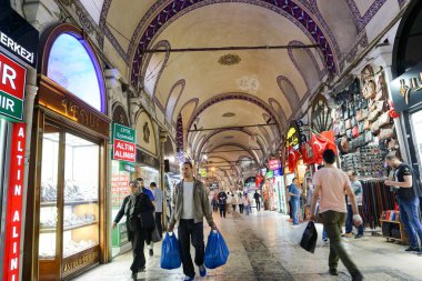 birçok kişi Insta Kapali Carsi kapalı çarşı geçer