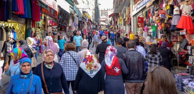 birçok kişi İstanbul'da Kapalıçarşı geçmek ve yapmak