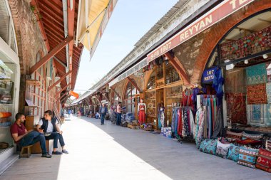 İstanbul'da çarşıda esnaf birbirleriyle sohbet ve w