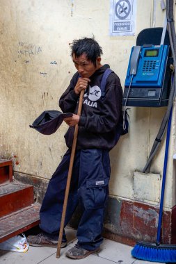 yoksul kör yerel Indio dilenci kamu telefon yanında bir yalvarıyor