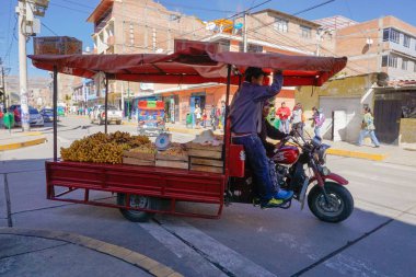 çiftçi ve tüccar kendi motosiklet ve tezgah t satmak için sürüş