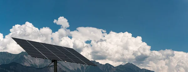 Большая автономная солнечная панель с панорамным горным пейзажем — стоковое фото
