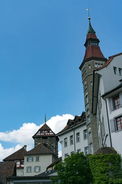 Vista del histórico castillo medieval de entramado de madera en la ciudad o —  Fotos de Stock