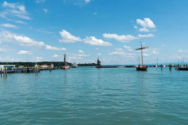 Gran barco de pasajeros entra en el puerto histórico de Konstanz en L — Foto de Stock