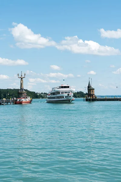 Large passenger boat enters the historic harbor at Konstanz on L — Stock Photo, Image