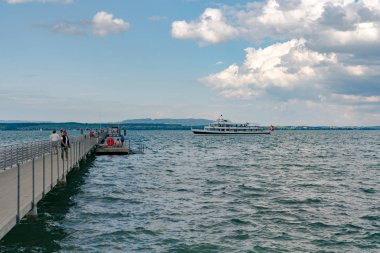 yolcu gemisi insanlar için yürüyüş ile Altnau iskelesine geldi