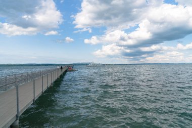 yolcu gemisi insanlar için yürüyüş ile Altnau iskelesine geldi