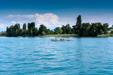 genç erkekler rahatlatıcı ve ahşap bir yüzme platformu üzerinde yüzme