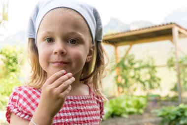 sevimli genç kız o sadece onu vegeta hasat bir turp yeme