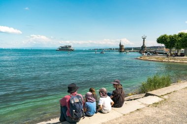 turistler Cons Gölü kıyısında güzel bir yaz günü tadını çıkarın