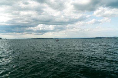 yelkenli Konstanz Gölü üzerinde Altnau limanına döner 