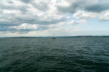 yelkenli Konstanz Gölü üzerinde Altnau limanına döner 
