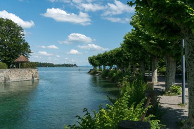 Constan Gölü üzerinde ağaç kaplı göl yolu ile ada ve kanal