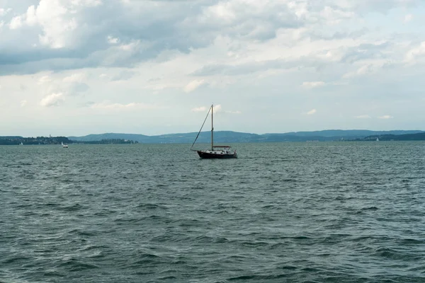 Żaglówkę wraca do portu w Altnau nad Jeziorem Bodeńskim z — Zdjęcie stockowe