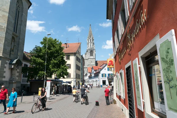 Touristen spazieren und radeln durch die Konstanzer Altstadt — Stockfoto