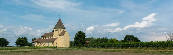 Vista panorámica de la iglesia de St. Georg en la isla de Reichenau en el lago Constanza — Foto de Stock