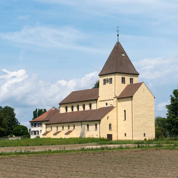 Blick auf die St. Georgskirche auf der Insel Reichenau am See — Stockfoto