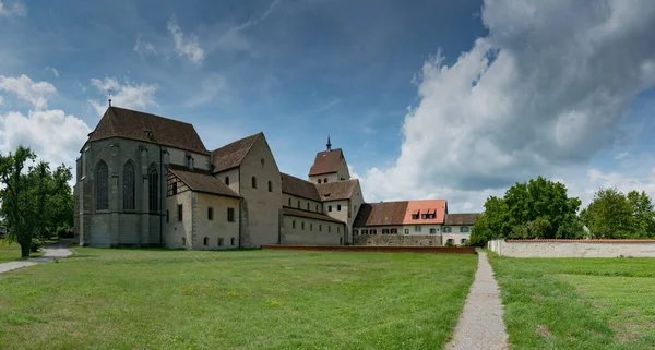 赖希瑙历史悠久的本笃会修道院全景 — 图库照片
